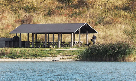 lille hus ved søen